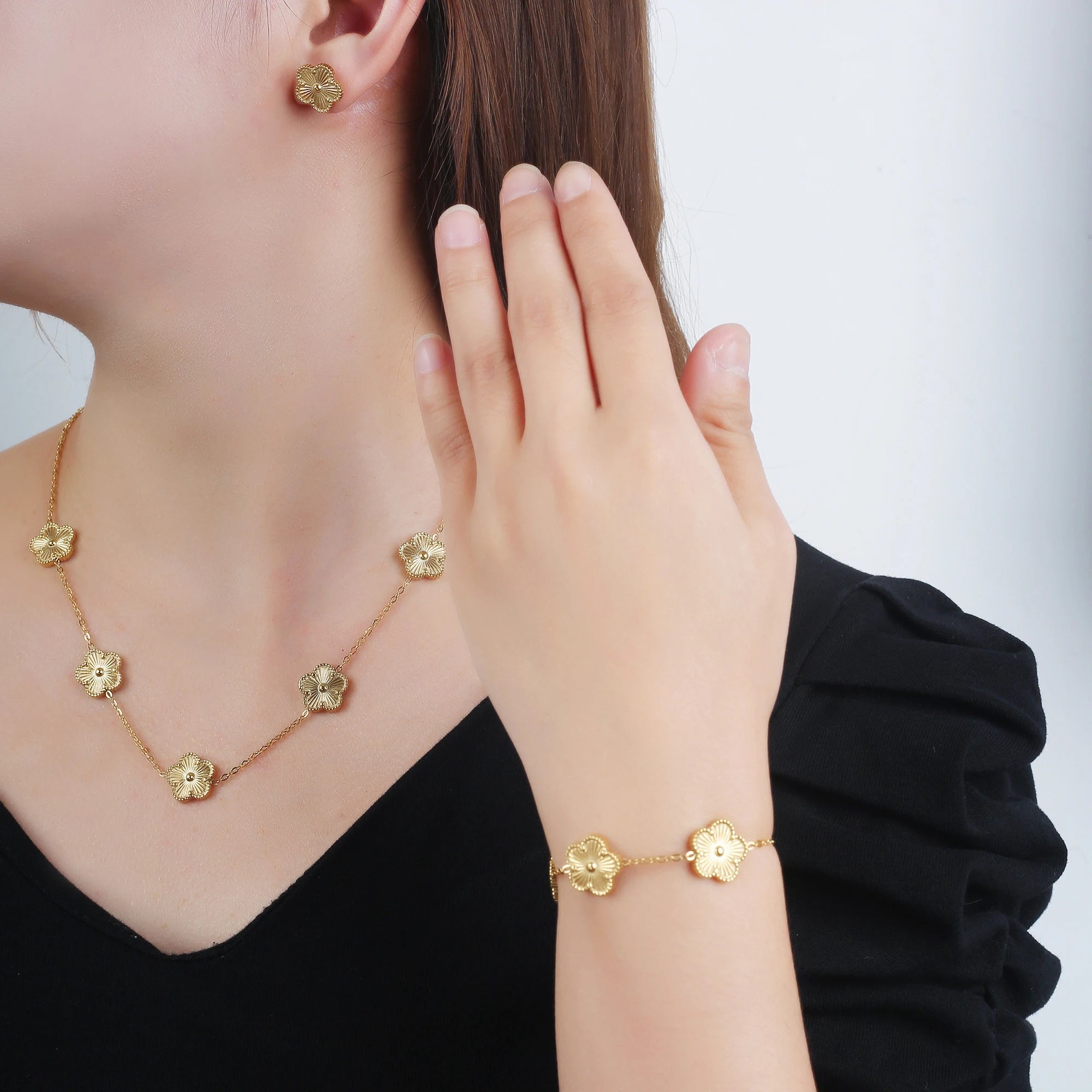Light Luxury Stainless Steel Hot Sale Black and White Shell Five Leaf Flower Bracelet Simple Woman Fashion Daily Party Jewelry C