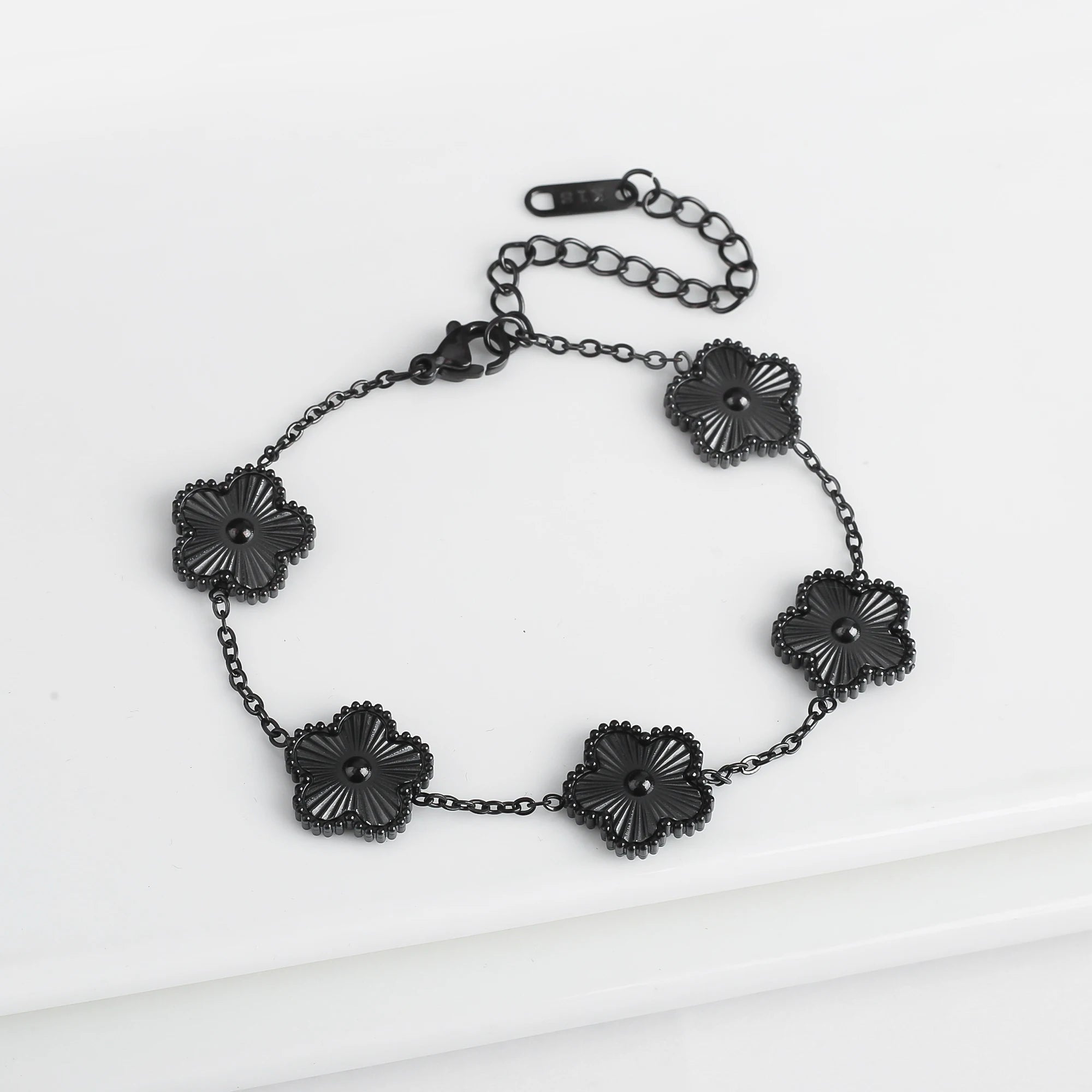 Light Luxury Stainless Steel Hot Sale Black and White Shell Five Leaf Flower Bracelet Simple Woman Fashion Daily Party Jewelry C