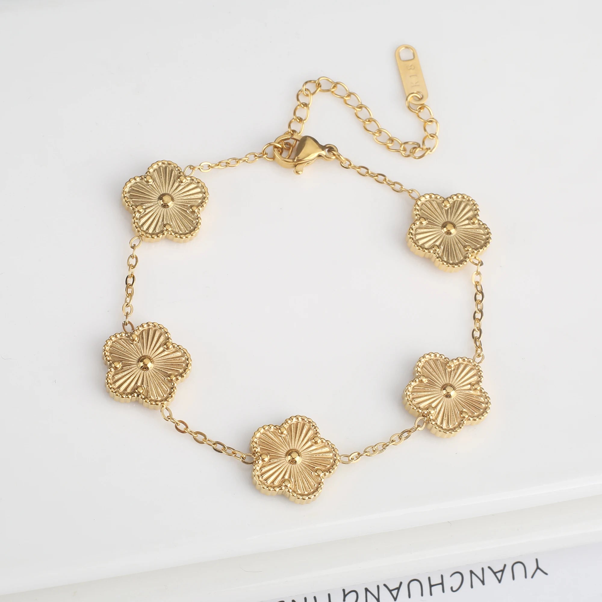 Light Luxury Stainless Steel Hot Sale Black and White Shell Five Leaf Flower Bracelet Simple Woman Fashion Daily Party Jewelry C