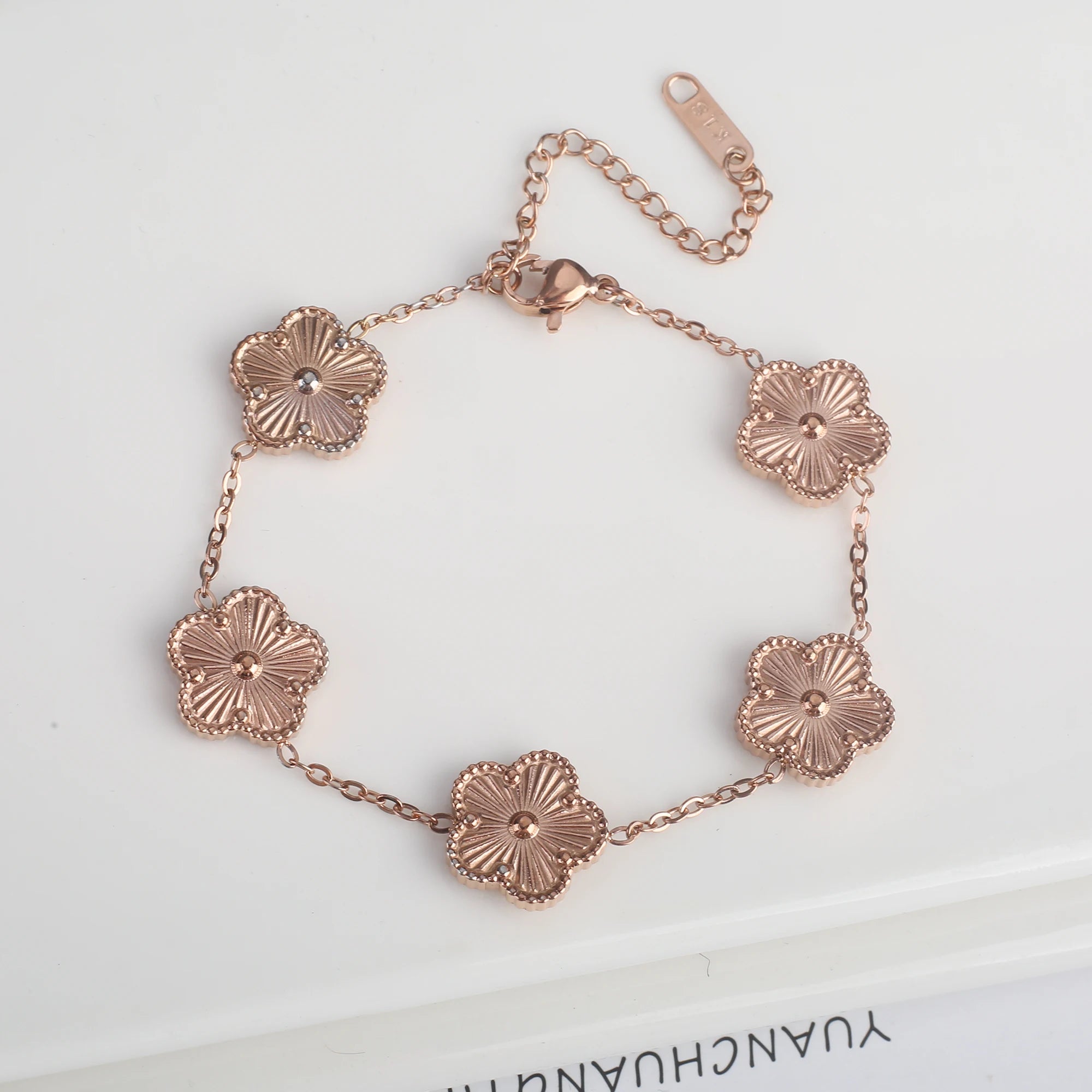 Light Luxury Stainless Steel Hot Sale Black and White Shell Five Leaf Flower Bracelet Simple Woman Fashion Daily Party Jewelry C